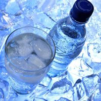 آسیب ‌هایی که نوشیدن آب یخ به بدن شما می‌زند!